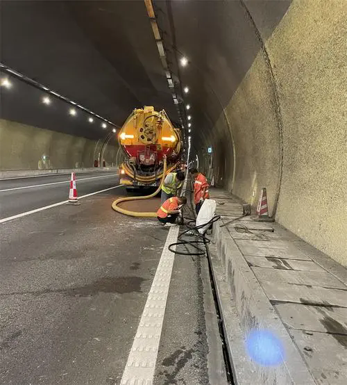 利川隧道排水渠清淤